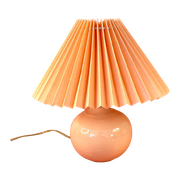 Perzikkleurige Lamp Met Perzikkleurige Plissé Kap