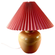 Bruine Vintage Lamp Met Roze Plissé Kap