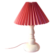 Crèmekleurige Vintage Lamp Met Nieuwe Hardroze Plissé Kap