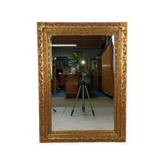 Grote Spiegel Met Goudkleurige Houten Sierlijst