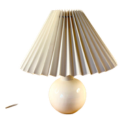 Crèmekleurige Keramieken Lamp Met Nieuwe Crème Plissé Kap