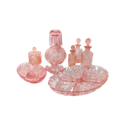 Achtdelige Kaptafel Set In Roze Geperst Glas: Karaf, Schaaltjes, Parfumflesjes En Poederpot | Kerst