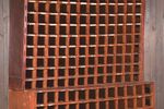 Grote Industriele Vakkenkast Rood-Bruin | Oude Stellingkast | Vintage Boekenkast - Wijnkast