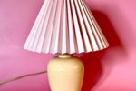 Crèmekleurige Vintage Lamp Met Nieuwe Lichtroze Plissé Kap