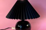 Zwarte Vintage Lamp Met Zwarte Plissé Kap