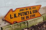 Lk Putney & Son Gestanst Tinnen Pijlbord "The Big Store"