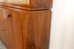 Vintage Donker Fineer Vitrinekast Met Spiegelwand En Ronde Knopen, Barkast, Buffetkast