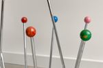 Vintage Sputnik Metalen Tijdschriftenrek / Lectuurmand Met Gekleurde Houten Bollen