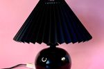 Zwarte Vintage Lamp Met Zwarte Plissé Kap