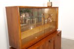 Vintage Donker Fineer Vitrinekast Met Spiegelwand En Ronde Knopen, Barkast, Buffetkast