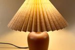 Bruine Keramieken Lamp Met Beige Plisse Kap