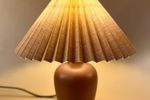 Bruine Keramieken Lamp Met Beige Plisse Kap