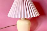 Crèmekleurige Vintage Lamp Met Nieuwe Lichtroze Plissé Kap