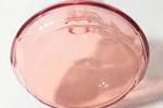 Art Deco Roze Glazen Karaf Met Vijf Juweelachtige Liqueurglazen