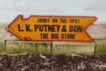 Lk Putney & Son Gestanst Tinnen Pijlbord "The Big Store"