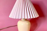 Crèmekleurige Vintage Lamp Met Nieuwe Lichtroze Plissé Kap