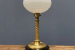 Antieke Messing Tafellamp Met Gewolkte Glazen Kap