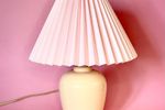 Crèmekleurige Vintage Lamp Met Nieuwe Lichtroze Plissé Kap