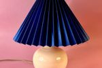 Oudroze Vintage Bollamp Met Nieuwe Crèmekleurige Plissé Kap