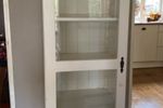 Witte Brocante Vitrinekast
